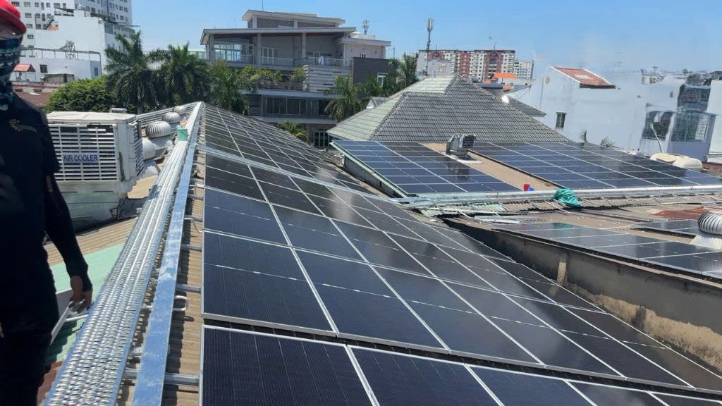 Viet Nhat Solar &ndash; Giải Ph&aacute;p &Aacute;p M&aacute;i Trọn G&oacute;i: Tư Vấn, Lắp Đặt, Vệ Sinh & Điện C&ocirc;ng Nghiệp