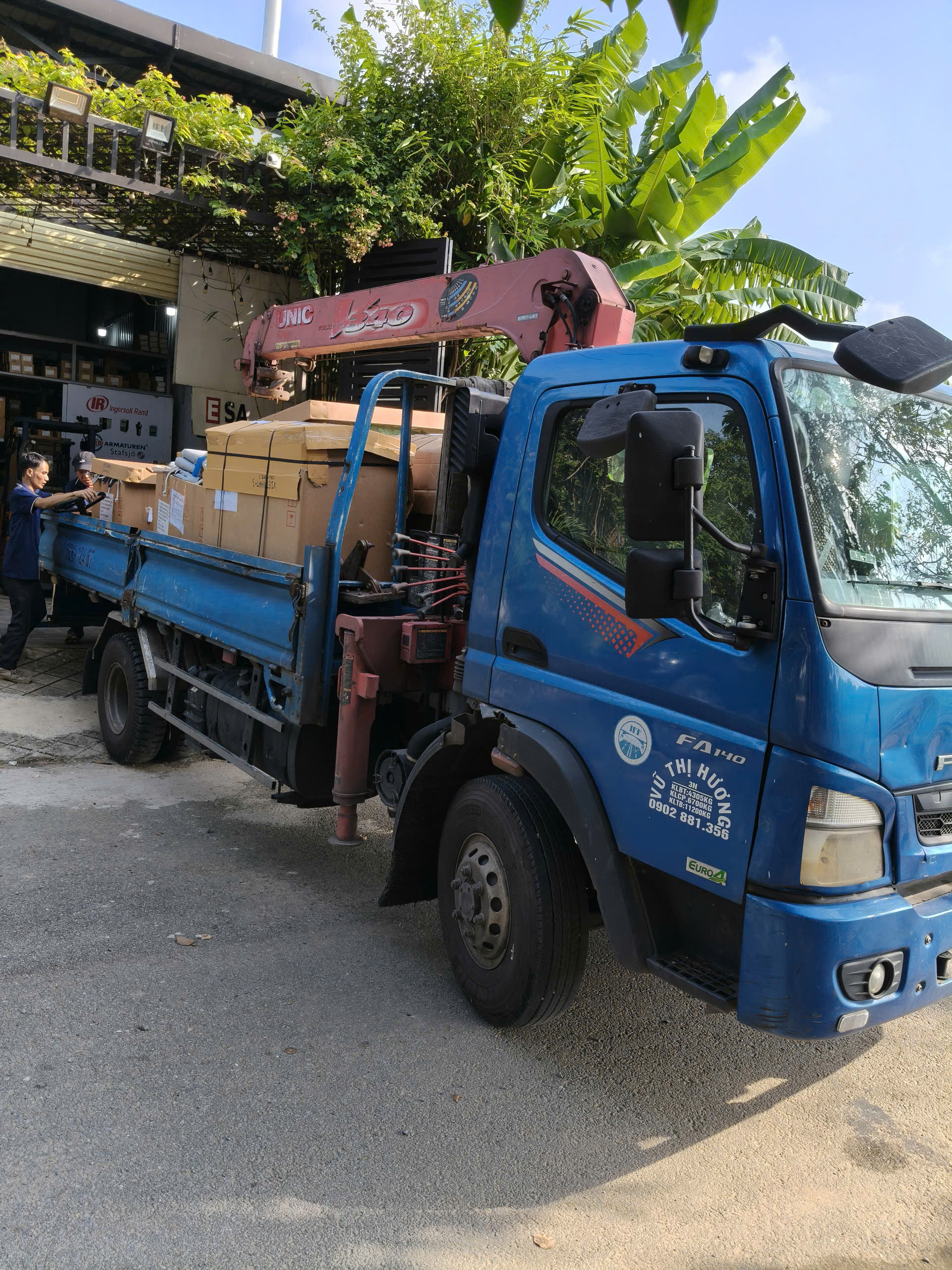 Việt Nhật B&agrave;n Giao L&ocirc; H&agrave;ng &Aacute;o Bảo &Ocirc;n Chất Lượng Cao